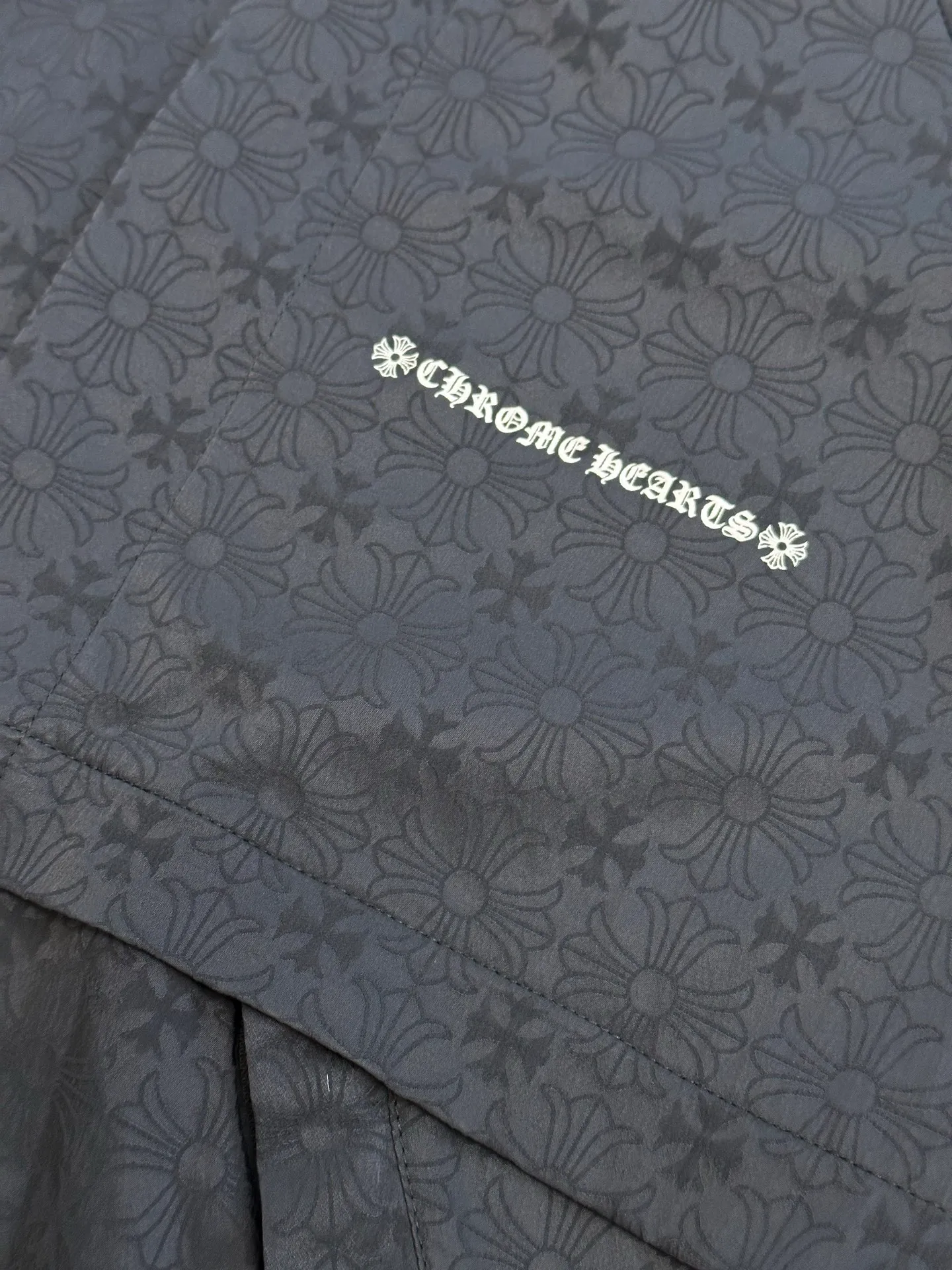 P630 Chrome Hearts Chrome Hearts printed dark pattern jacket. Customized phantom floral silk woven fabric, with obsidian black as the main tone, and the CH pattern covering the body, which comes from the brand's profound cultural heritage and quietly emerges in a looming manner.  Fabric jacquard technology, by weaving a full width on the fabric surface, CH dark jacquard texture technology, controls the interweaving method of warp and weft lines, and accurately controls the interweaving density and tension of yarns, making it more three-dimensional.  Glue printing is used. The printing is modified by the film screen three times. The glue liquid paint is used to print the pattern on the fabric, and the fabric is baked to fix the printed pattern.  Infrared positioning cutting machine achieves precise positioning of materials through infrared transmitters and infrared receivers. The accuracy can reach the micron level, thereby meeting the effect of high-precision cutting of alignment and strips size: s m l xl